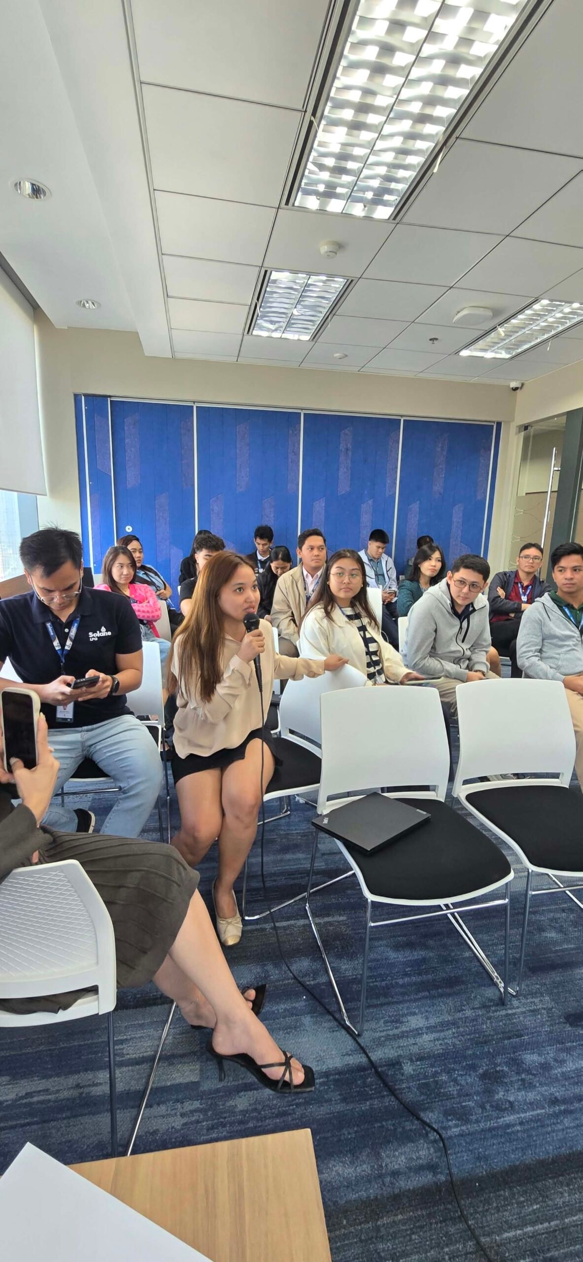 Isla workshop participants giving feedback after a practice round